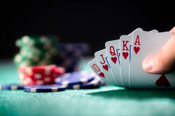 moskihoki Texas Hold'em Bonus live dealer table with multi-camera feed and community cards